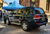 =Toyota Land Cruiser GX.R V8 der Bundespolizei, gesehen beim Tag des Blaulichts 2023 in Hünfeld. Ausgestellt wurde eine gepanzerte Variante des SUV. Zum ersten Hünfelder Tag des Blaulichts, am 17.06.2023, präsentierten DRK, THW, LaPo Hessen, Feuerwehr Hünfeld, DLRG, die Justiz und die Bundespolizei einen Teil ihrer Einsatzmittel und warben für ihre Einrichtungen.