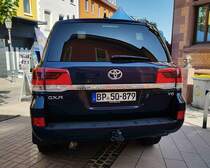=Toyota Land Cruiser GX.R V8 der Bundespolizei, gesehen beim Tag des Blaulichts 2023 in Hünfeld. Ausgestellt wurde eine gepanzerte Variante des SUV. Zum ersten Hünfelder Tag des Blaulichts, am 17.06.2023, präsentierten DRK, THW, LaPo Hessen, Feuerwehr Hünfeld, DLRG, die Justiz und die Bundespolizei einen Teil ihrer Einsatzmittel und warben für ihre Einrichtungen.