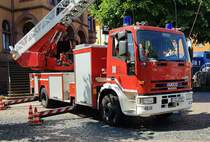 =DLK der Feuerwehr Hünfeld, gesehen beim Tag des Blaulichts 2023 in Hünfeld. Zum ersten Hünfelder Tag des Blaulichts, am 17.06.2023, präsentierten DRK, THW, LaPo Hessen, Feuerwehr Hünfeld, DLRG, die Justiz und die Bundespolizei einen Teil ihrer Einsatzmittel und warben für ihre Einrichtungen.