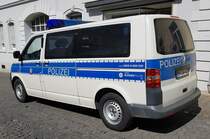 =VW T 5 der Bundespolizeiabteilung HÜNFELD, gesehen beim Tag des Blaulichts 2023 in Hünfeld. Zum ersten Hünfelder Tag des Blaulichts, am 17.06.2023, präsentierten DRK, THW, LaPo Hessen, Feuerwehr Hünfeld, DLRG, die Justiz und die Bundespolizei einen Teil ihrer Einsatzmittel und warben für ihre Einrichtungen.