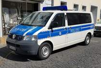 =VW T 5 der Bundespolizeiabteilung HÜNFELD, gesehen beim Tag des Blaulichts 2023 in Hünfeld. Zum ersten Hünfelder Tag des Blaulichts, am 17.06.2023, präsentierten DRK, THW, LaPo Hessen, Feuerwehr Hünfeld, DLRG, die Justiz und die Bundespolizei einen Teil ihrer Einsatzmittel und warben für ihre Einrichtungen.