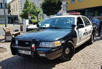 =Ford Crown, ausgestellt vom Verein US-Einsatzfahrzeuge e. V. beim Tag des Blaulichts 2023 in Hünfeld. Zum ersten Hünfelder Tag des Blaulichts, am 17.06.2023, präsentierten DRK, THW, LaPo Hessen, Feuerwehr Hünfeld, DLRG, die Justiz und die Bundespolizei einen Teil ihrer Einsatzmittel und warben für ihre Einrichtungen.