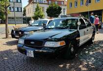 =Ford Crown, ausgestellt vom Verein US-Einsatzfahrzeuge e. V. beim Tag des Blaulichts 2023 in Hünfeld. Zum ersten Hünfelder Tag des Blaulichts, am 17.06.2023, präsentierten DRK, THW, LaPo Hessen, Feuerwehr Hünfeld, DLRG, die Justiz und die Bundespolizei einen Teil ihrer Einsatzmittel und warben für ihre Einrichtungen.