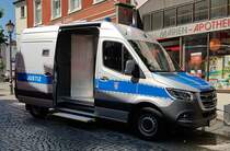 =MB Sprinter der hessischen Justizverwaltung, gesehen beim Tag des Blaulichts 2023 in Hünfeld. Zum ersten Hünfelder Tag des Blaulichts, am 17.06.2023, präsentierten DRK, THW, LaPo Hessen, Feuerwehr Hünfeld, DLRG, die Justiz und die Bundespolizei einen Teil ihrer Einsatzmittel und warben für ihre Einrichtungen.