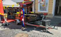 =Rettungsboot der DLRG auf einem Ohlmeier-Trailer, gesehen beim Tag des Blaulichts 2023 in Hünfeld. Zum ersten Hünfelder Tag des Blaulichts, am 17.06.2023, präsentierten DRK, THW, LaPo Hessen, Feuerwehr Hünfeld, DLRG, die Justiz und die Bundespolizei einen Teil ihrer Einsatzmittel und warben für ihre Einrichtungen.