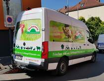 =MB Sprinter vom Geflügelhof PETERSEN als Versorgungsfahrzeug beim Tag des Blaulichts 2023 in Hünfeld. Zum ersten Hünfelder Tag des Blaulichts, am 17.06.2023, präsentierten DRK, THW, LaPo Hessen, Feuerwehr Hünfeld, DLRG, die Justiz und die Bundespolizei einen Teil ihrer Einsatzmittel und warben für ihre Einrichtungen.