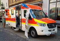 =MB Sprinter als RTW des DRK, gesehen beim Tag des Blaulichts 2023 in Hünfeld. Zum ersten Hünfelder Tag des Blaulichts, am 17.06.2023, präsentierten DRK, THW, LaPo Hessen, Feuerwehr Hünfeld, DLRG, die Justiz und die Bundespolizei einen Teil ihrer Einsatzmittel und warben für ihre Einrichtungen.