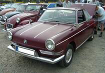 BMW LS Coupe, gebaut in den Jahren 1964 und 1965. Die LS-Modelle basieren auf dem bereits 1959 vorgestellten BMW 700. Den BMW 700 gab es als zweitürige Limousine und als Coupe. Gegenüber dem BMW 700 wurde der Radstand um 16 cm verlängert wurde. Durch diese Maßnahme wuchs die Gesamtlänge des Autos um 32 cm. Für ein solches Coupe im Farbton dunkelrot, musste man mindestens DM 5850,00 auf die Theke des BMW-Händlers legen. Der im Heck verbaute Zweizylinderboxermotor leistet 40 PS aus 697 cm³ Hubraum. Oldtimertreffen an der  Alten Dreherei  in Mülheim an der Ruhr am 18.06.2023.
