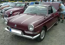 BMW LS Coupe, gebaut in den Jahren 1964 und 1965. Die LS-Modelle basieren auf dem bereits 1959 vorgestellten BMW 700. Den BMW 700 gab es als zweitürige Limousine und als Coupe. Gegenüber dem BMW 700 wurde der Radstand um 16 cm verlängert wurde. Durch diese Maßnahme wuchs die Gesamtlänge des Autos um 32 cm. Für ein solches Coupe im Farbton dunkelrot, musste man mindestens DM 5850,00 auf die Theke des BMW-Händlers legen. Der im Heck verbaute Zweizylinderboxermotor leistet 40 PS aus 697 cm³ Hubraum. Oldtimertreffen an der  Alten Dreherei  in Mülheim an der Ruhr am 18.06.2023.