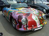 Eine Hommage an Janis Joplin (*1943 +1970). Sie fuhr zu ihren Lebzeiten ein 1965´er Porsche 356 Cabriolet B, der ähnlich bunt lackiert war. Hier handelt es sich allerdings um ein Porsche 356 A Super Cabriolet. Im Heck verrichtet ein gebläsegekühlter Vierzylinderboxermotor seinen Dienst, der aus einem Hubraum von 1582 cm³ 75 PS leistet. Die Höchstgeschwindigkeit betrug 175 km/h. Oldtimertreffen an der  Alten Dreherei  in Mülheim an der Ruhr am 18.06.2023.