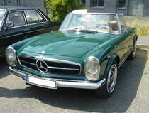 Mercedes Benz W113 230SL, gebaut von 1963 bis 1971 im Farbton dunkelgrün. Die, als  Pagoden-Mercedes  bekannte, Baureihe kam im Jahr 1963 auf den Markt. Der 230SL war in dieser Baureihe das Modell mit der schwächsten Motorisierung und stand von 1963 bis 1967 im Verkaufsprospekt der Untertürkheimer. Der Sechszylinderreihenmotor hat einen Hubraum von 2291 cm³ und leistet 150 PS. Oldtimertreffen an der  Alten Dreherei  in Mülheim an der Ruhr am 18.06.2023.