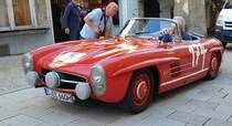 =MB 300 SL Roadster, Bj. 1957, 3000 ccm, 215 PS, während der Präsentation der Rennteilnehmer des Rossfeldrennens  Edelweiss-Bergpreis  2022 im Markt Berchtesgaden.