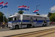 LKW Mercedes Benz Actros, mit Röntgen-Screening-System Auflieger der Zollverwaltung von Luxemburg, war bei der Militärparade in Luxemburgstadt dabei. 23.06.2023 