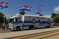LKW Mercedes Benz Actros, mit Röntgen-Screening-System Auflieger der Zollverwaltung von Luxemburg, war bei der Militärparade in Luxemburgstadt dabei. 23.06.2023 