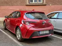 Rückansicht: Toyota Corolla E210 in der Farbe Emotional Red. Foto: Dezember, 2021.