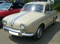 Renault Dauphine, gebaut von 1956 bis 1968. Die Dauphine sollte die Lücke in der Modellpalette von Renault zwischen dem 4CV und der  Fregate  schließen. Der im Heck verbaute, wassergekühlte Vierzylinderreihenmotor hat einen Hubraum von 845 cm³ und leistet 27 PS. Alfa Romeo baute die Dauphine in den Jahren von 1960 bis 1966 in Lizenz, um seine Modellpalette nach unten abzurunden. Interessantes Detail bei der  Dauphine  ist die Schublade hinter dem vorderen Kennzeichen, in der das Reserverad untergebracht ist. Oldtimertreffen an der  Alten Dreherei  in Mülheim an der Ruhr am 18.06.2023.