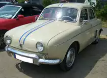 Renault Dauphine, gebaut von 1956 bis 1968. Die Dauphine sollte die Lücke in der Modellpalette von Renault zwischen dem 4CV und der  Fregate  schließen. Der im Heck verbaute, wassergekühlte Vierzylinderreihenmotor hat einen Hubraum von 845 cm³ und leistet 27 PS. Alfa Romeo baute die Dauphine in den Jahren von 1960 bis 1966 in Lizenz, um seine Modellpalette nach unten abzurunden. Interessantes Detail bei der  Dauphine  ist die Schublade hinter dem vorderen Kennzeichen, in der das Reserverad untergebracht ist. Oldtimertreffen an der  Alten Dreherei  in Mülheim an der Ruhr am 18.06.2023.