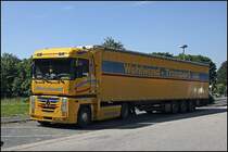In der Mittagshitze des 02.06.2009 steht dieser RENAULT MAGNUM 500PS der WOHLWEND - TRANSPORT AG auf dem Rasthof Sauerland-West.