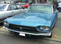 Ford Thunderbird Town Landaulet Hardtop Coupe aus dem Jahr 1966. Der 66´er T-Bird konnte mit zwei verschiedenen V8-motoren geordert werden: 6.4l mit 275 PS oder 7.0l mit 345 PS. Das Coupe-Modell konnte in den Versionen Hardtop Coupe und Town Landaulet Hardtop Coupe bestellt werden. Äußerlich erkennt man das Town Landaulet Hardtop Coupe an dem angedeuteten Cabriolet-Bügel an der C-Säule. Insgesamt verkaufte Ford/USA in diesem Modelljahrgang 64.027 Thunderbird´s. Davon entfielen 35.105 Autos auf das Town Landaulet Hardtop Coupe. Der Wagen dürfte im Farbton sapphire blue lackiert sein. Oldtimertreffen an der  Alten Dreherei  in Mülheim an der Ruhr am 18.06.2023.