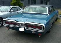 Heckansicht eines Ford Thunderbird Town Landaulet Hardtop Coupe aus dem Jahr 1966. Oldtimertreffen an der  Alten Dreherei  in Mülheim an der Ruhr am 18.06.2023.