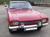 Ford Capri I, gebaut in den Jahren von 1969 bis 1973. Der Capri wurde im Januar 1969 vorgestellt. Er war eine Gemeinschaftsentwicklung von Ford Deutschland und Ford Great Britain. Bei seiner Markteinführung waren drei V4-Motoren mit 1.3l, 1.5l und 1.7l und zwei V6-motoren mit 2.0l und 2.3l Hubraum lieferbar. Der abgelichtete Capri ist ein 1700 GT XL im Farbton drachenrot. Er stammt aus dem Jahr 1970 und ist mit dem 1699 cm³ großen V4-Motor mit einer Leistung von 75 PS ausgestattet. Ein solcher 1700 GT kostete im Jahr 1970 ab DM 8.900,00. Oldtimertreffen an der  Alten Dreherei  in Mülheim an der Ruhr am 18.06.2023.