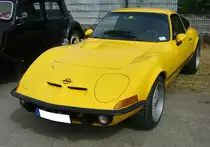 Opel GT/J aus dem Jahr 1972. Produziert wurde das Sportcoupe von 1968 bis 1973. Die Karosserie des GT wurde bei der Firma Brissoneaux & Lotz in Nantes/Frankreich gefertigt und zur Endmontage nach Bochum geliefert. In den ersten drei Produktionsjahren konnte man den GT auch mit dem 1.1l Motor aus dem Kadett ordern. Da sich aber nur 3.573 Kunden für den schwachbrüstigen 1100´er entschieden, wurde er im Jahr 1970 aus dem Programm genommen. Ab diesem Zeitpunkt gab es nur noch den 90 PS starken Vierzylinderreihenmotor mit einem Hubraum von 1897 cm³. Ab März 1971 ergänzte das Modell GT/J die Produktpalette. Bei diesem Modell waren, alle sonst verchromten Bauteile, mattschwarz eingefärbt. Diese Maßnahme sollte insbesondere, das junge, sportlich ausgerichtete Kundenklientel ansprechen. Oldtimertreffen an der  Alten Dreherei  in Mülheim an der Ruhr am 18.06.2023.
