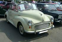 Morris Minor 1000 Convertible, gebaut von 1956 bis 1971. Als Morris Minor MM wurde der englische  Volkswagen  im September 1948 vorgestellt. 1952 bekam das Modell sein erstes Facelift und nannte sich von da an Morris Minor Series II. Nach den Werksferien 1956 hieß der Wagen dann Minor 1000. Er wurde als Limousine, Traveller genanntes Kombimodell, Cabriolimousine (wie abgelichtet) und als Kastenlieferwagen angeboten. Von 1956 bis 1962 leistete der Vierzylinderreihenmotor 38 PS aus einem Hubraum von 948 cm³. Ab 1963 wurde der Hubraum auf 1098 cm³ aufgebohrt und der Wagen leistete ab dann 48 PS. Interessant zu sehen, dass dieser Minor 1000 ein  Linkslenker  ist. Oldtimertreffen an der  Alten Dreherei  in Mülheim an der Ruhr am 18.06.2023.