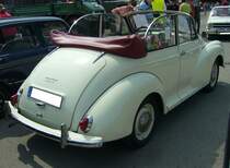 Profilansicht einer links gelenkten Morris Minor 1000 Cabriolimousine. Oldtimertreffen an der  Alten Dreherei  in Mülheim an der Ruhr am 18.06.2023.