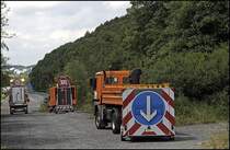 Im Autobahnende der A46 in Hemer konnte dieses Gruppenbild des Actros 1831 mit Absperrtafel, Iveco Daily mit LED-Vorwarntafel und Mercedes-Benz Sprinter 211CDI mit Vorwarntafel. (08.06.2009)

