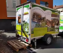 =Kühlanhänger vom Bio-Hof FELDFÜCHSE, eingesetzt beim Tag des Blaulichts 2023 in Hünfeld. Zum ersten Hünfelder Tag des Blaulichts, am 17.06.2023, präsentierten DRK, THW, LaPo Hessen, Feuerwehr Hünfeld, DLRG, die Justiz und die Bundespolizei einen Teil ihrer Einsatzmittel und warben für ihre Einrichtungen.