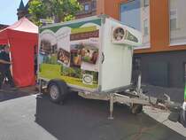 =Kühlanhänger vom Bio-Hof FELDFÜCHSE, eingesetzt beim Tag des Blaulichts 2023 in Hünfeld. Zum ersten Hünfelder Tag des Blaulichts, am 17.06.2023, präsentierten DRK, THW, LaPo Hessen, Feuerwehr Hünfeld, DLRG, die Justiz und die Bundespolizei einen Teil ihrer Einsatzmittel und warben für ihre Einrichtungen.