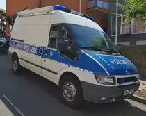 =Ford Transit der Bundespolizei Hünfeld, eingesetzt beim Tag des Blaulichts 2023 in Hünfeld. Zum ersten Hünfelder Tag des Blaulichts, am 17.06.2023, präsentierten DRK, THW, LaPo Hessen, Feuerwehr Hünfeld, DLRG, die Justiz und die Bundespolizei einen Teil ihrer Einsatzmittel und warben für ihre Einrichtungen.