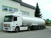 ACTROS1841 der  Jungfruliche  Tanksattel der Lagerhausgenossenschaft wartet auf seine Beschriftung; 090524