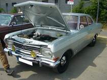 Opel Rekord B L6 2600 Coupe, nur gebaut in den Jahren 1965 und 1966. Für ein solches Coupe musste man mindestens DM 9310,00 auf die Theke des Opel-Händlers legen. Der Sechszylinderreihenmotor hat einen Hubraum von 2605 cm³ und leistet 100 PS. Die Höchstgeschwindigkeit war bei diesem Coupe mit 168 km/h angegeben. Der Rekord B mit dem Sechszylindermotor verkaufte sich lediglich 3705 mal (Limousine und Coupe zusammen gerechnet). Oldtimertreffen an der  Alten Dreherei  in Mülheim an der Ruhr am 18.06.2023.