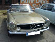 Mercedes Benz W113 (E28) 280SL. Produziert wurde der Typ in den Jahren von 1968 bis 1971. Als Typ 230SL war der Zweisitzer bereits im Jahr 1963 erschienen. Der 280 SL war das stärkste Modell der sogenannten  Pagoden-Baureihe . Als 280SL verkaufte sich das Modell genau 23.885 mal. Der Sechszylinderreihenmotor leistet 170 PS aus einem Hubraum von 2778 cm³. Die Höchstgeschwindigkeit wurde damals mit 200 km/h angegeben. Der gezeigte 280SL ist mit einem Automaticgetriebe ausgerüstet. Oldtimertreffen an der  Alten Dreherei  in Mülheim an der Ruhr am 18.06.2023.