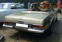 Heckansicht eines Mercedes Benz W113 (E28) 280SL. Oldtimertreffen an der  Alten Dreherei  in Mülheim an der Ruhr am 18.06.2023.