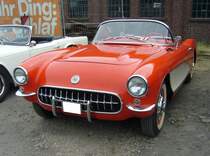 Chevrolet Corvette C1 des Modelljahres 1956. Das Jahr 1956 war das letzte Modelljahr der Corvette Baureihe C1. Dieser, im Farbton omaha orange lackierte C1, ist mit einem V8-Motor ausgerüstet, der aus einem Hubraum von 4639 cm³ 223 PS leistet. Oldtimertreffen an der  Alten Dreherei  in Mülheim an der Ruhr am 18.06.2023.