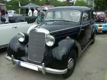 Mercedes Benz W136 IV 170S Limousine, gebaut von 1949 bis 1952. Als Symbol des angehenden Wirtschaftswunders erschien im Mai 1949 der Mercedes Benz 170S. Er war nicht viel größer als der Mercedes 170V, aber wesentlich komfortabler und repräsentativer. Für eine solche Limousine musste man mindestens DM 10.100,00 anlegen. Der Vierzylinderreihenmotor leistet 52 PS aus einem Hubraum von 1767 cm³. Oldtimertreffen an der  Alten Dreherei  in Mülheim an der Ruhr am 18.06.2023.