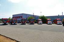Feuerwehr Rodgau MAN TGM GW-L, MAN TGM KLAF, Scania P320 HLF20 Mitte und Süd, Mercedes Benz Sprinter MTW und MTW und ELW Süd am 08.06.23 beim Tag der offenen Tür feierlich geschmückt für die Fahrzeugübergabe