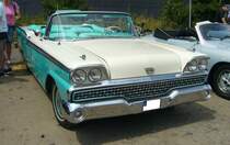 Ford Galaxie Sunliner Convertible aus dem Jahr 1959. Die Modellreihe Galaxie war im Modelljahr 1959 das Spitzenmodell von Ford/USA. Darunter rangierten der Fairlane 500, der Fairlane und als Basismodell der Custom 300. Die Galaxie-Modell hatten grundsätzlich die Ausstattungsmerkmale der luxuriösen Fairlane 500-Modelle. Von diesem Luxuscabriolet verkaufte Ford in diesem Modelljahr 12.915 Fahrzeuge zu einem Preis ab US$ 2346,00. Das gezeigte Cabriolet ist in der Farbkombination indian turquoise/colonial white lackiert. Bei der Motorisierung konnte der Kunde folgende Optionen wählen: Sechszylinderreihenmotor mit einem Hubraum von 3653 cm³ mit 145 PS oder folgenden V8-Motoren: 4783 cm³ mit 200 PS oder 5438 cm³ (aus dem Ford Thunderbird) mit 225 PS. Oldtimertreffen an der  Alten Dreherei  in Mülheim an der Ruhr am 18.06.2023.
