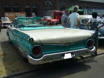 Das imposante Heck eines Ford Galaxie Sunliner Convertible aus dem Jahr 1959. Oldtimertreffen an der  Alten Dreherei  in Mülheim an der Ruhr am 18.06.2023.