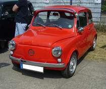 Zastava 850, gebaut von 1980 bis 1986 in Kragujevac im heutigen Serbien. Das Modell basierte auf dem im Jahr 1955 vorgestellten Fiat 600, wich aber in den Ausmaßen der Karosserie vom Fiat ab. Das Modell, das in seinem Heimatland liebevoll  Fica  genannt wird, war während seiner Produktionszeit als 600´er, 750´er und 850´er Modell lieferbar. Der im Heck verbaute Vierzylinderreihenmotor hat einen Hubraum von 843 cm³ und leistet 32 PS. Oldtimertreffen an der  Alten Dreherei  in Mülheim an der Ruhr am 18.06.2023.