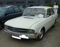 Audi 60L, gebaut in den Jahren von 1968 bis 1972. Der Audi 60L war etwas reichhaltiger ausgestattet, als der normale Audi 60. Der um 40 Grad nach rechts geneigt verbaute Vierzylinderreihenmotor leistet 55 PS aus einem Hubraum von 1496 cm³. Ein solcher Audi 60L kostete im Jahr seiner Vorstellung mindestens DM 7.335,00. Oldtimertreffen an der  Alten Dreherei  in Mülheim an der Ruhr am 18.06.2023.