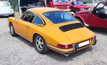 Heckansicht eines Porsche 912, gebaut in den Jahren von 1965 bis 1969. Der Wagen ist im Farbton signalgelb lackiert. Porsche stellte 1965 die Produktion des Modells 356 ein. Um auch weniger finanzkräftigen Kunden weiterhin einen Porsche anbieten zu können, wurde der Vierzylinderboxermotor des 356C in die Karosserie des 911´er verpflanzt. Der Motor leistet 90 PS aus einem Hubraum von 1582 cm³. Bei seiner Markteinführung schlug ein solcher Porsche 912 mit einem Kaufpreis von mindestens DM 16.250,00 zu Buche, während man für das Modell 911 schon mindestens DM 21.900,00 anlegen musste. Oldtimertreffen an der  Alten Dreherei  in Mülheim an der Ruhr am 18.06.2023.