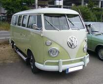 VW T1 Kombi des Modelljahres 1966. Der im Heck verbaute, luftgekühlte Vierzylinderboxermotor leistet 44 PS aus einem Hubraum von 1493 cm³. Oldtimertreffen an der  Alten Dreherei  in Mülheim an der Ruhr am 18.06.2023.