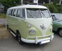 VW T1 Kombi des Modelljahres 1966. Der im Heck verbaute, luftgekühlte Vierzylinderboxermotor leistet 44 PS aus einem Hubraum von 1493 cm³. Oldtimertreffen an der  Alten Dreherei  in Mülheim an der Ruhr am 18.06.2023.