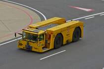 Flugzeugschlepper 30, Trepel Challenger 700, gesehen auf dem Flughafen in Wien. 04.06.2023