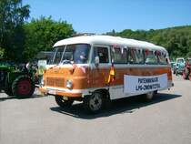 Robur LO Bus im Aufstellungsraum zum festumzug beim Heimatfest.