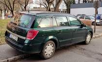 Rückansicht: Opel Astra H Caravan in grün. Foto: Januar, 2022.