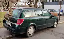 Rückansicht: Opel Astra H Caravan in grün. Foto: Januar, 2022.